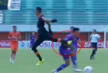 VIDEO: Kinh hoàng thủ môn đạp thẳng vào bụng đối phương