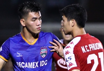 VIDEO: Tiền đạo ĐT Việt Nam sút bóng ra ngoài trước khung thành bỏ trống