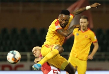 VIDEO: Tiền đạo nhập tịch bỏ lỡ đáng tiếc