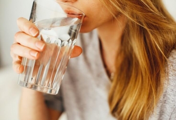 Cơ thể sẽ phản ứng như thế nào nếu bạn uống quá nhiều nước?