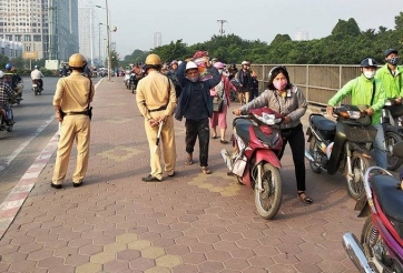 Clip: Hàng trăm người dắt xe qua mặt CSGT để tránh phạm lỗi