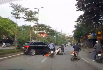 VIDEO: Audi Q5 lùi xe mất kiểm soát gây tai nạn liên hoàn