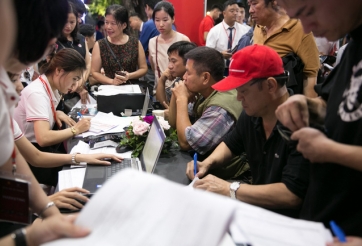 Giá ưu đãi, người Việt xếp hàng mua xe VinFast trong đêm