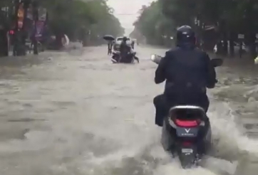 VIDEO: Xe máy điện VinFast Klara 'lướt sóng' tại TP Vinh