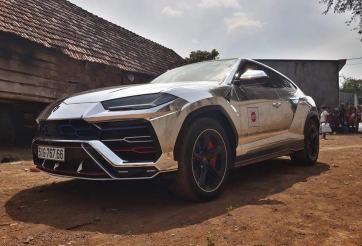 Minh 'nhựa' cưỡi Lamborghini Urus cực chất đi trao quà Tết