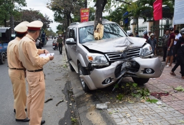 Ô tô “điên” tông gãy cây trên vỉa hè, 2 mẹ con thương vong