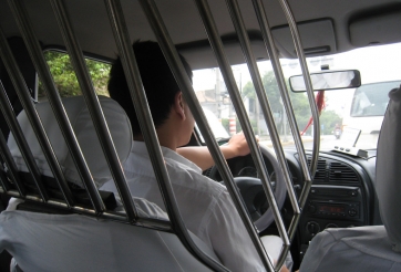 Các tài xế taxi trên thế giới chống cướp bằng cách nào?