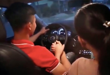 VIDEO: Tiền đạo Phan Văn Đức chở mẹ trên 'xế hộp' tiền tỷ mới tậu