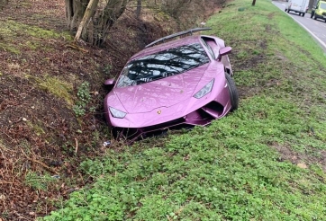 Lamborghini Huracan bị triệu phú bỏ mặc bên đường sau sự cố