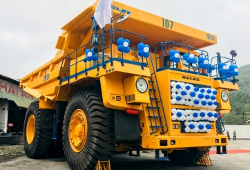 Tận mắt độ “khủng” của Belaz 75131: Siêu xe tải lớn nhất VN