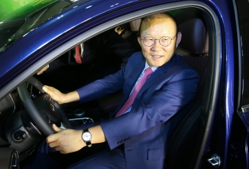 Ông Park Hang Seo bất ngờ được tặng 'xế hộp' tiền tỷ