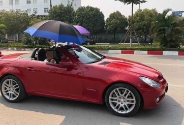 Dân chơi lái Mercedes mui trần che ô dưới cái nóng Hà Nội