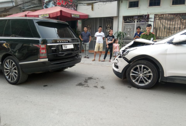 Hyundai Santa Fe tông vào Range Rover và cái kết bất ngờ