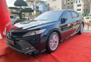 Vừa về đại lý, Toyota Camry 2019 đã bị bán theo kiểu “bia kèm lạc”