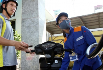 Giá xăng tăng mạnh, RON 95 vượt ngưỡng 22.000 đồng/lít