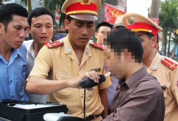 Từ 1/1/2020, cấm người đi xe đạp sử dụng rượu bia