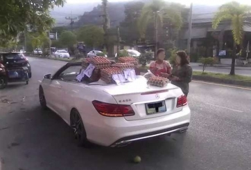 Choáng với nữ tài xế lái Mercedes tiền tỷ đi bán trứng dạo