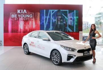 Giá xe KIA Cerato giảm tới 30 triệu đồng, đối đầu Mazda 3