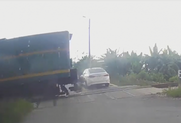 Hyundai Elantra cắt mặt 'tử thần', thoát nạn trong gang tấc