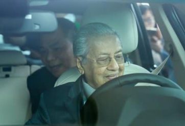 Thủ tướng Malaysia 94 tuổi đích thân lái thử xe VinFast