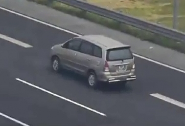 VIDEO: Tài xế suýt gặp họa vì ôtô đi lùi trên cao tốc Hà Nội - Bắc Giang