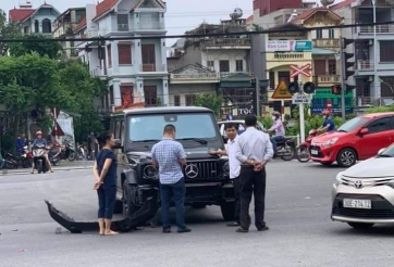 Tài xế taxi 'rớt mồ hôi' khi tông phải Mercedes-AMG G63 giá 13 tỷ đồng