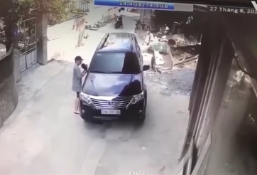 Đang bẻ gương thì thấy camera, tên trộm giả vờ chuyển sang nhảy múa!