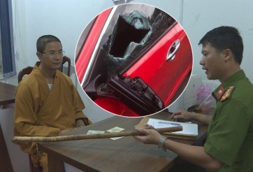 Nhà sư đập vỡ kính ô tô do xi nhan nhưng không vượt được