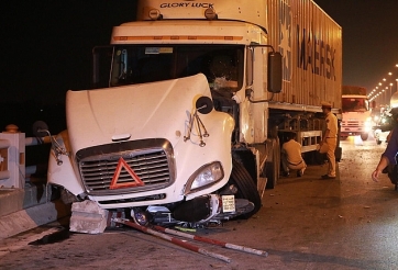 Container tông hàng loạt xe trên cầu Thanh Trì