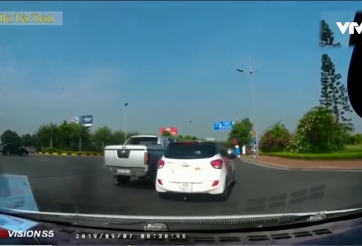 Xe bán tải rượt đuổi, chèn ép xe 4 chỗ như phim hành động gần sân bay Nội Bài