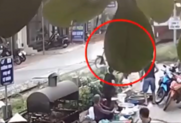 VIDEO: Liều lĩnh vượt đường tàu, người đàn ông thoát chết vì được kéo lại