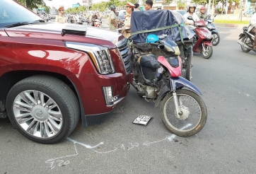 Xe máy đâm Cadillac Escalade ESV hơn 10 tỷ đồng và hành hung tài xế