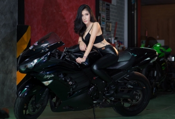 Xe & người đẹp: Người đẹp nóng bỏng bên siêu mô tô Kawasaki ZX-14R