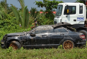Hé lộ nguyên nhân vụ xe Mercedes rơi xuống kênh khiến 3 người tử vong
