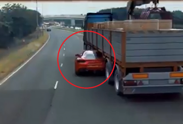 VIDEO: Ferrari chui qua gầm container khi chạy đua với cảnh sát