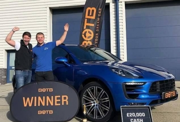 Chàng trai liên tục trúng xe Porsche “gây sốt” mạng xã hội