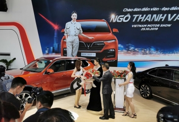 Ngô Thanh Vân được VinFast trao xe Lux SA2.0 tại VMS 2019