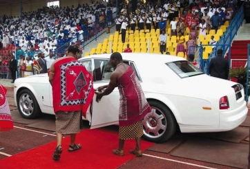 Choáng: Vua Swaziland mua 19 chiếc Rolls-Royce tặng 14 người vợ