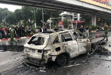 Nữ tài xế lái Mercedes tông liên hoàn chết người, xe cháy trơ khung