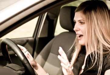 Nguyên nhân và cách khắc phục tình trạng đạp nhầm chân ga