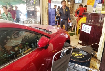 VIDEO: Ô tô điên lao vào quán cafe, người dân chạy tán loạn