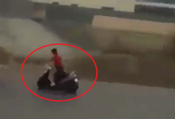 VIDEO: Nam thanh niên drift xe tay ga cực ấn tượng