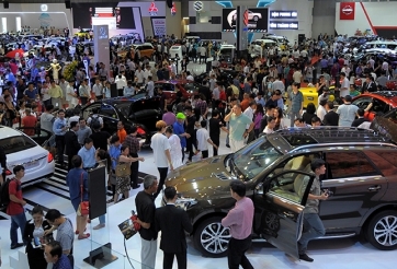 Giá xe ô tô ồ ạt giảm mạnh dịp cuối năm, có nên mua ngay?