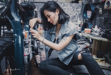 Xe & người đẹp: Hot girl xăm trổ khoe dáng trong garage mô tô cũ