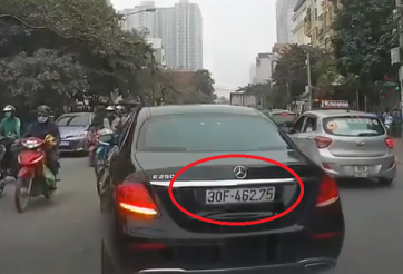 Mercedes-Benz 'hô biến' biển số trắng sang biển số xanh trong nháy mắt