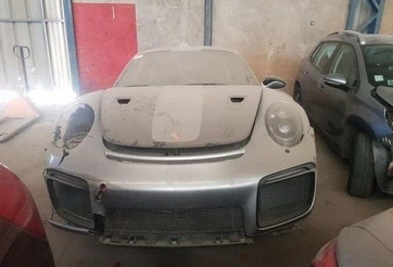 Xót xa Porsche 911 GT2 RS hơn 20 tỷ đồng bị bỏ quên đến gỉ sét