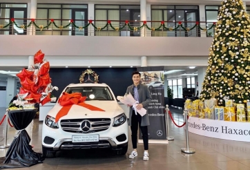 Thủ môn Bùi Tiến Dũng chính thức nhận xe Mercedes-Benz
