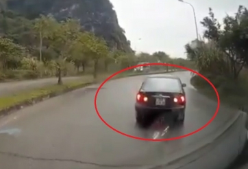 Toyota Corolla Altis bất chấp đi lùi để tránh kiểm tra nồng độ cồn