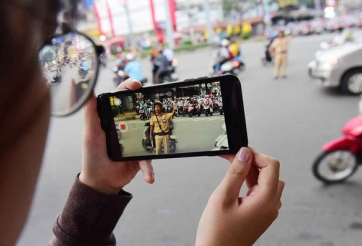 Từ hôm nay, người dân được ghi âm, quay phim CSGT làm việc