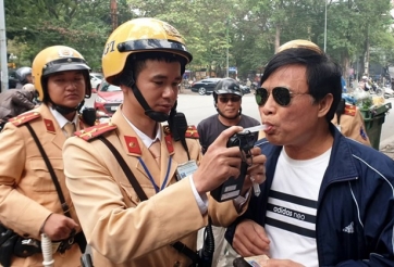 Bỏ lại xe, không thổi nồng độ cồn, tài xế sẽ bị xử phạt ra sao?